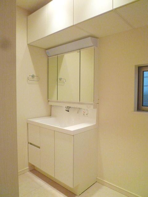 Wash basin, toilet. Same specifications Photos