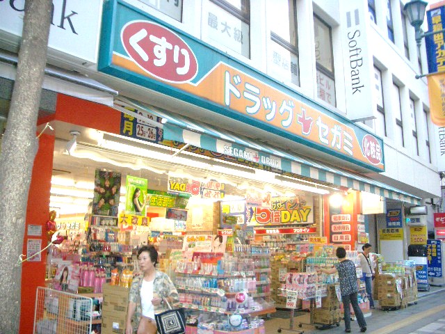 Dorakkusutoa. Segami Dorakkusutoa over 292m up (drugstore)