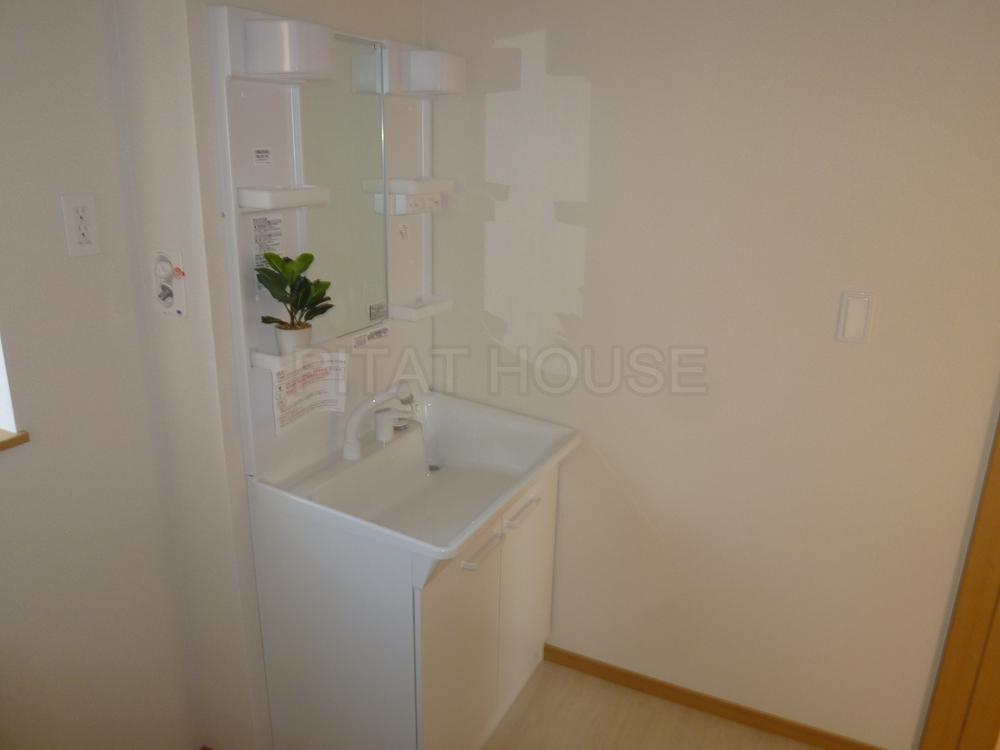 Wash basin, toilet. ◆ It is a simple vanity.