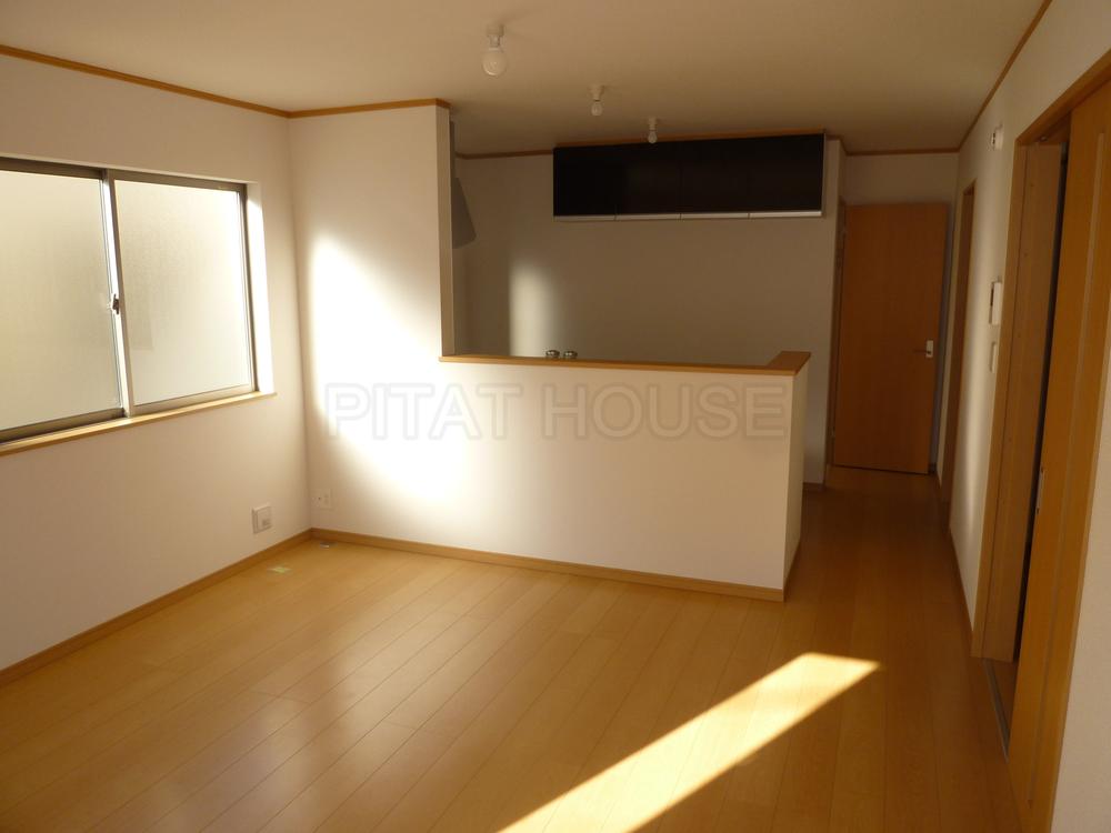 Living. ◆ Spacious bright LDK.