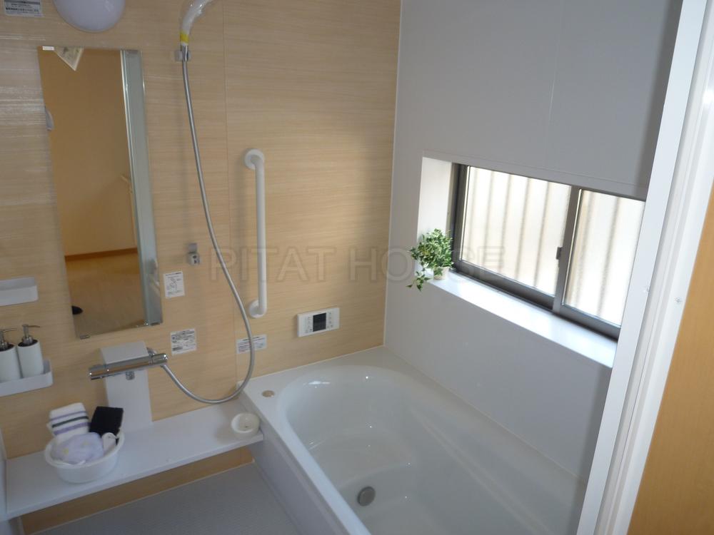 Bathroom. ◆ Bright unit bus with large windows.