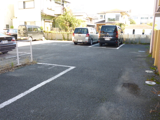 Parking lot. On-site parking ¥ 8,400-