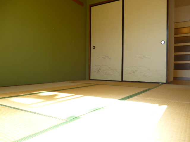 Other room space. Soothing Japanese-style room (good per yang) With storage