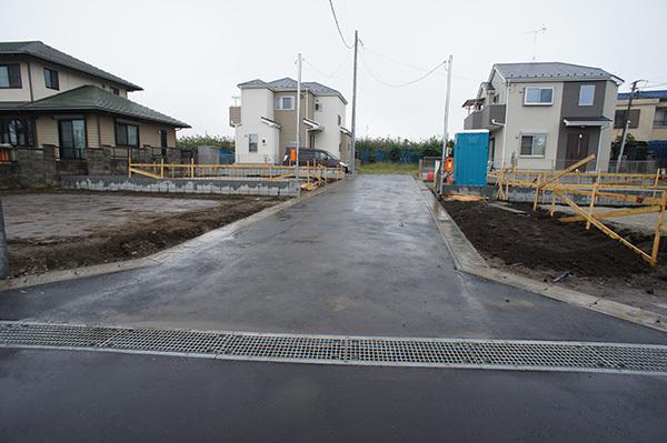 Local photos, including front road. Overall