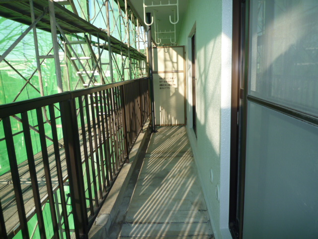 Balcony. Also Jose plenty of laundry Wide balcony