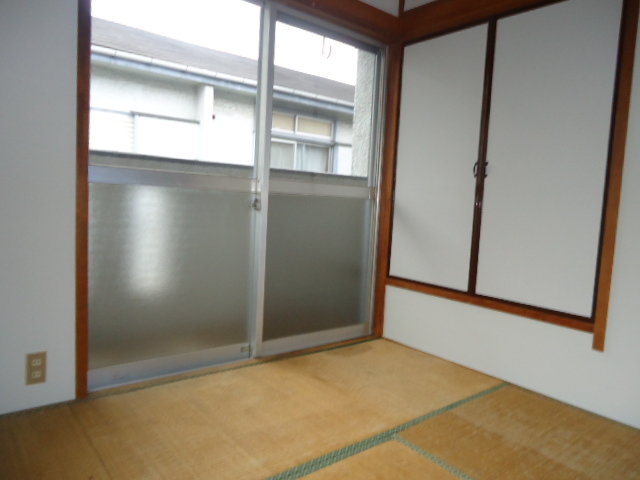 Living and room. Japanese-style room is calm 2 room-centered with a taste