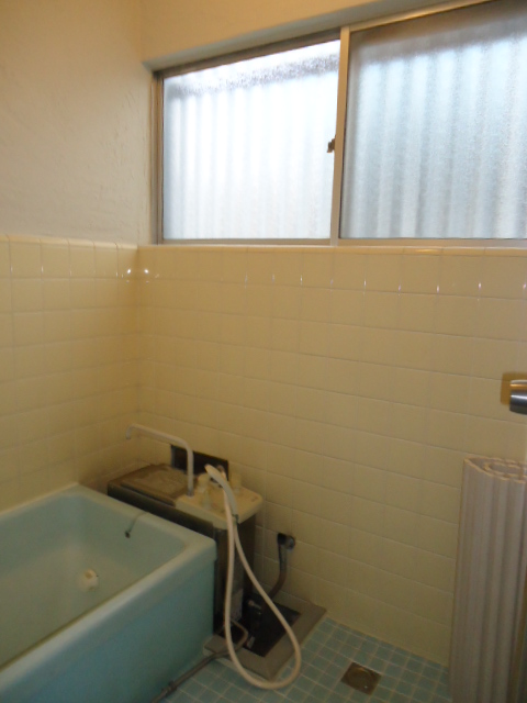 Bath. Here it is also easy to ventilation with windows, Always clean and maintained