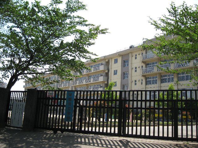Primary school. 650m up to municipal Yokosuka elementary school (elementary school)