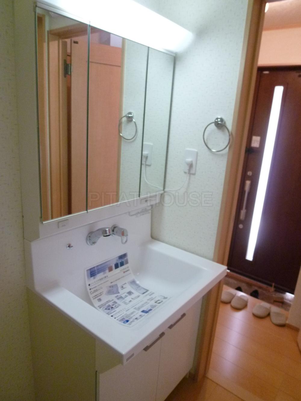 Wash basin, toilet. ◆ Vanity is vanity with easy-to-use three-sided mirror.