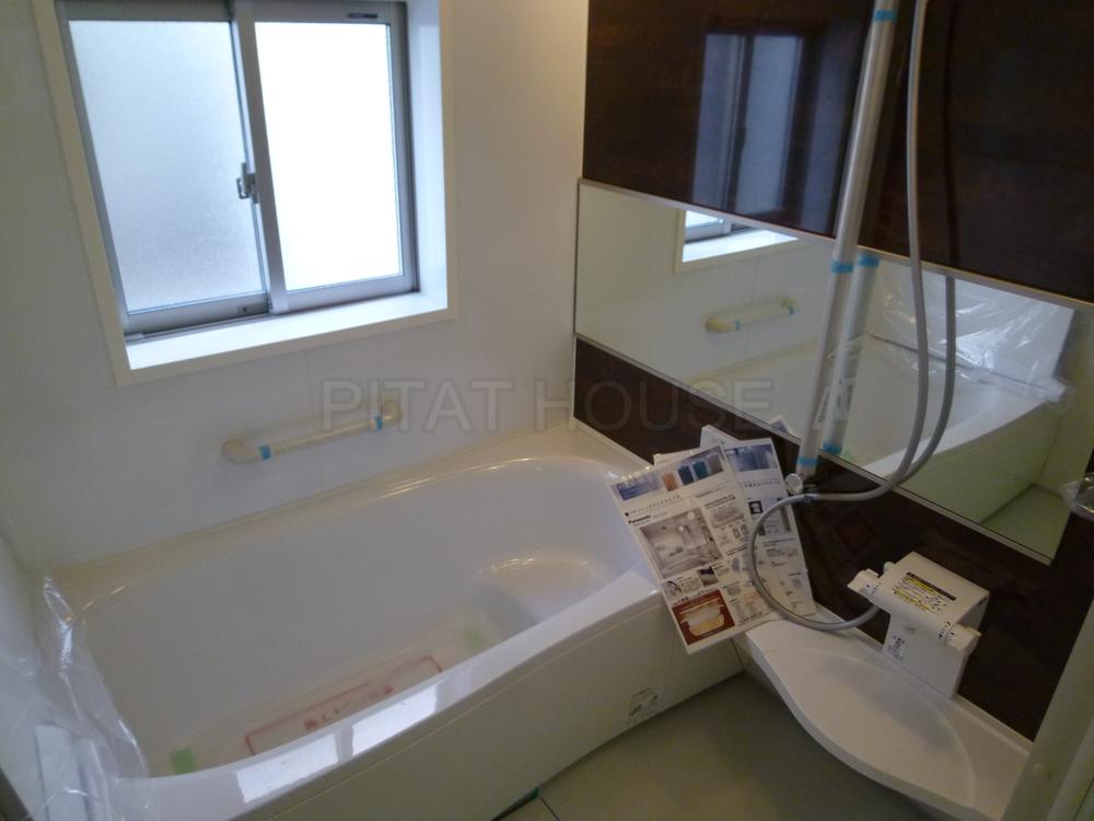 Bathroom.  ◆ Is the unit bus of 1 square meters size with a large mirror.