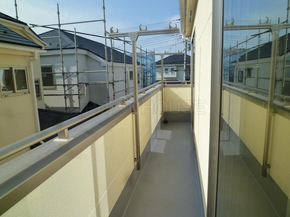 Balcony. ◆ Wide ~ It has a balcony.