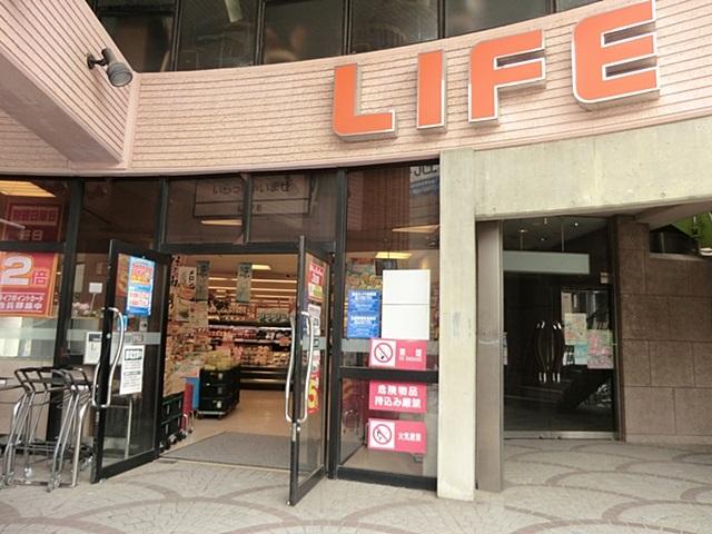 Supermarket. Life Corporation bridle bridge shop