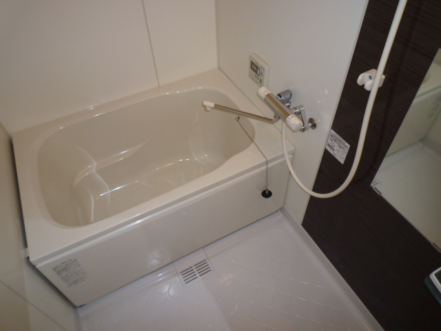 Bath. Spacious comfortable Clean bathroom