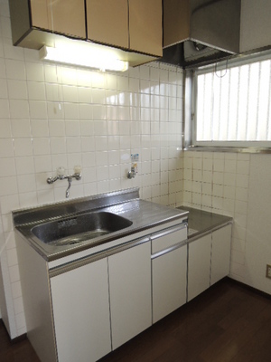 Kitchen. Two-burner gas stove installation Allowed! The window also there is a bright kitchen