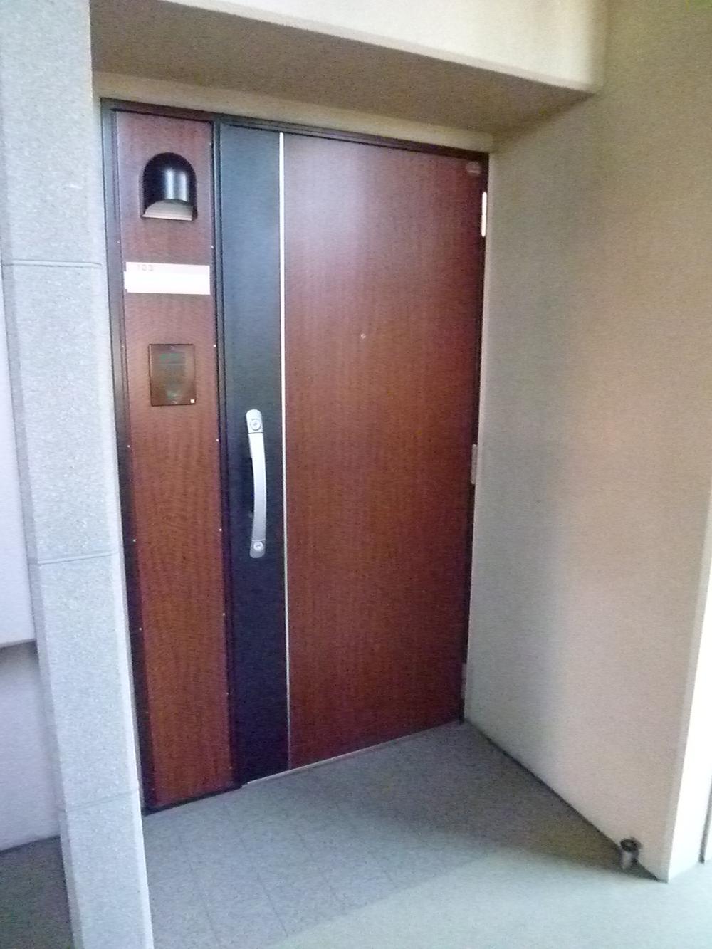 Entrance.  ◆ It is the entrance door with a profound feeling.