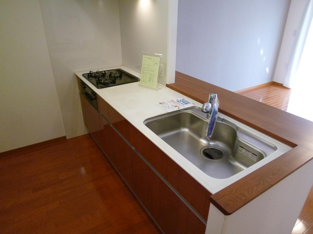 Kitchen.  ◆ Open-minded and bright counter kitchen.