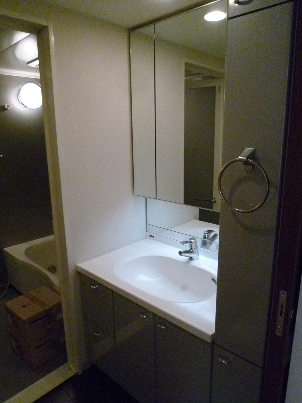 Wash basin, toilet.  ◆ Easy-to-use three-sided mirror vanity.