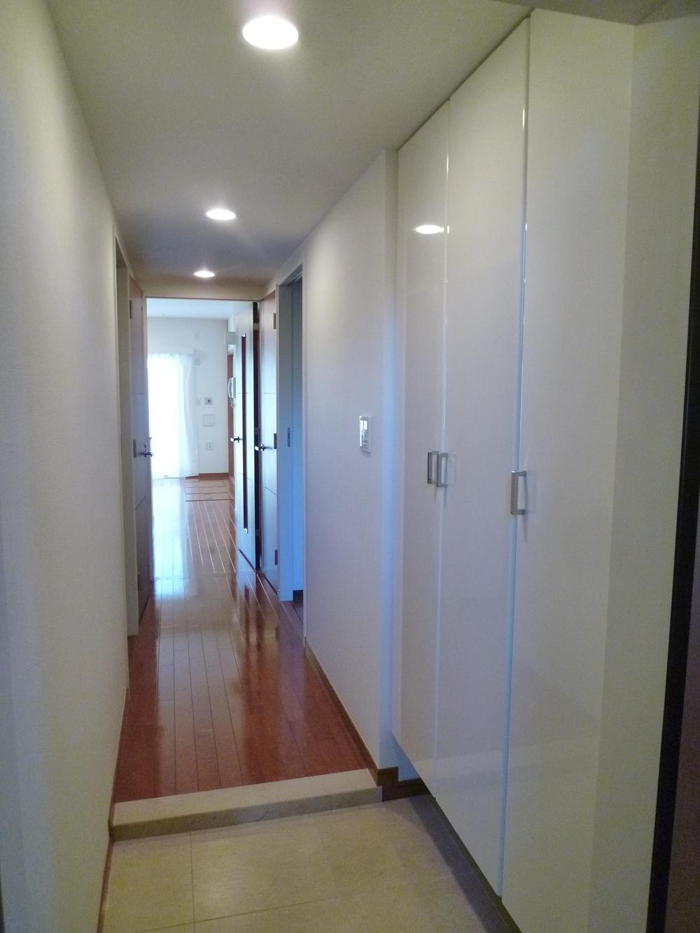 Entrance.  ◆ Shoes closet of large capacity.