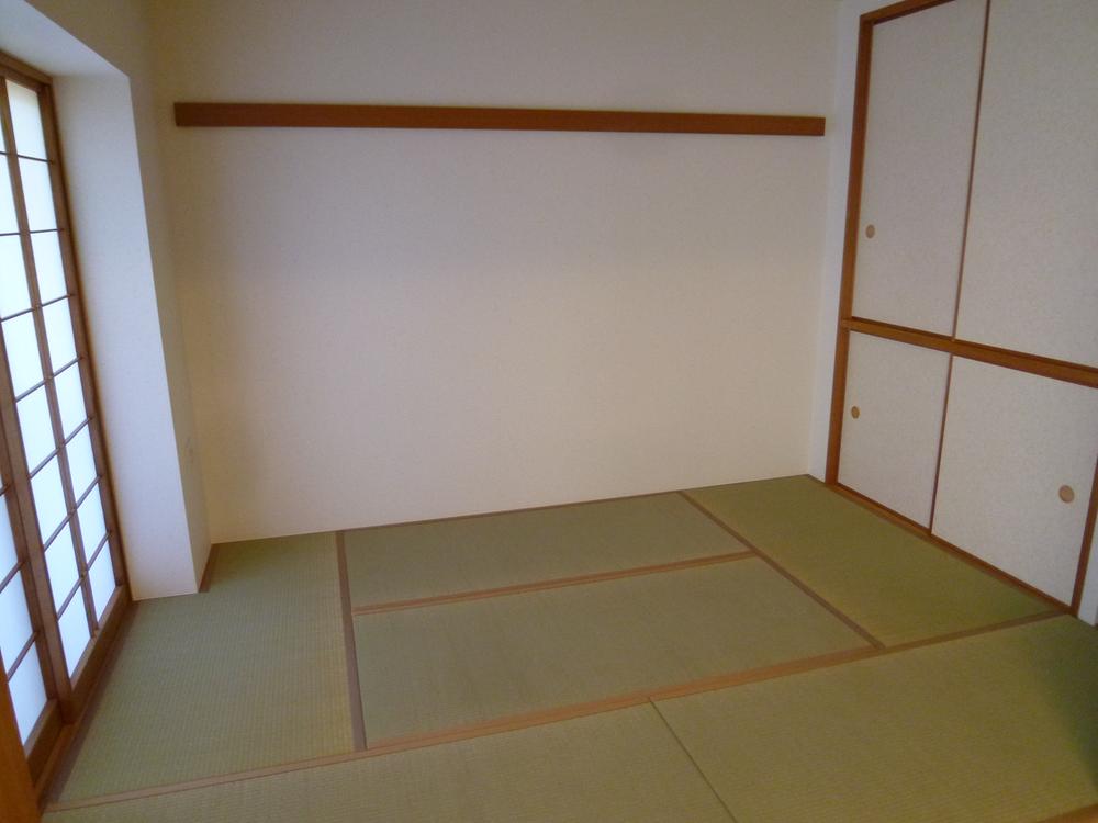 Non-living room.  ◆ It bright Japanese-style room is peace mind.