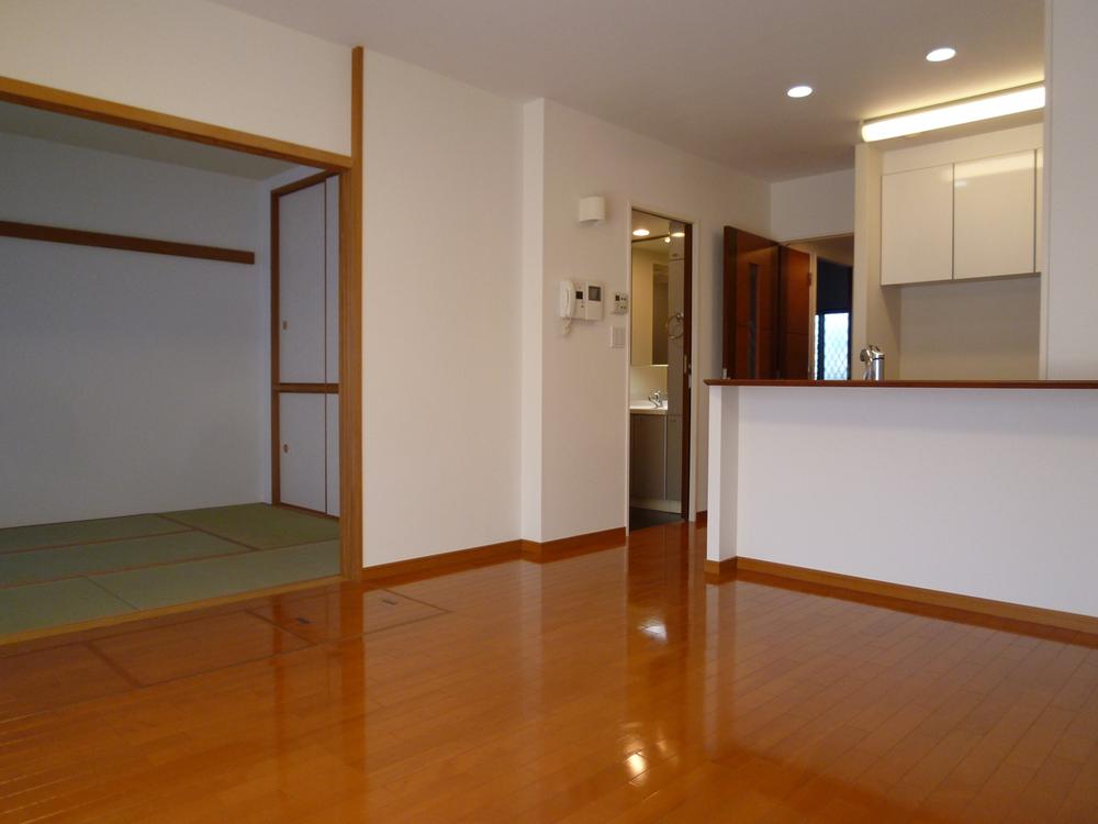 Living.  ◆ Bright and airy living.