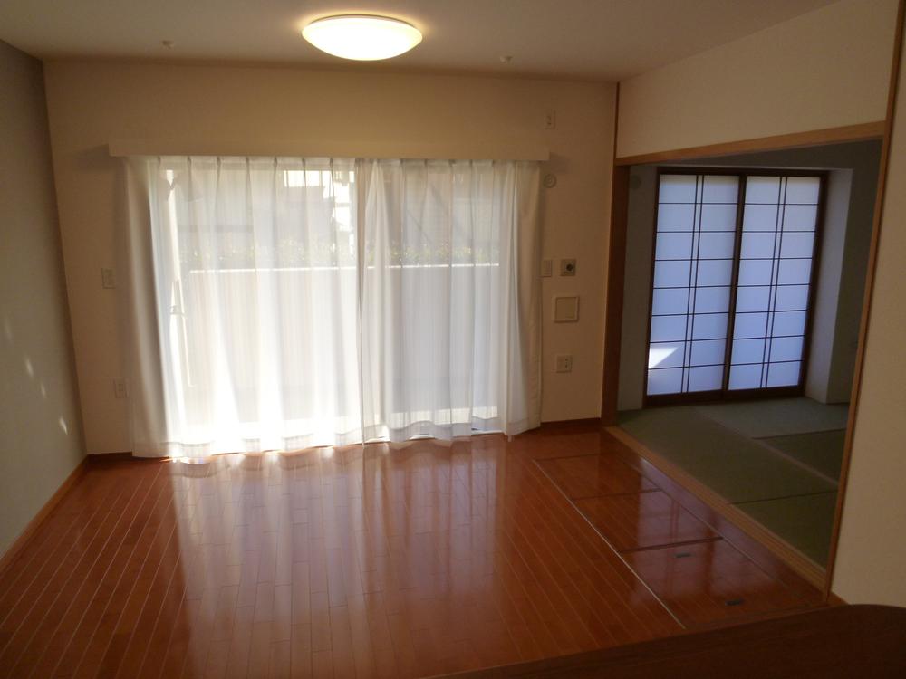 Living.  ◆ When connecting a Japanese-style room, About a 20-quires large space of.