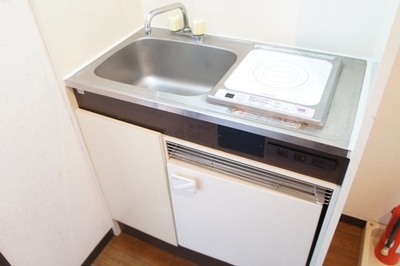 Kitchen. IH stove ・ Kitchen with mini-refrigerator with