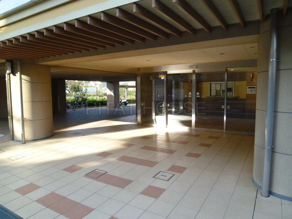 Entrance.  ◆ Spacious main entrance was.