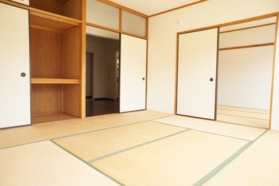 Living and room. 8 pledge spacious Japanese-style