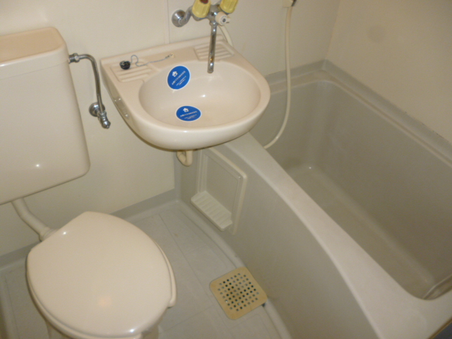 Bath. Convenient 3-point unit type bathroom