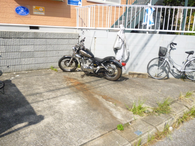 Other common areas. Large parking lot equipped Also bike ・  ・  ・ ?