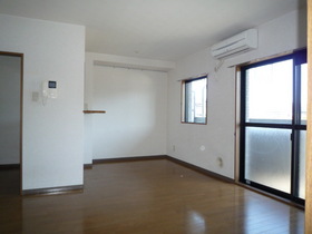 Living and room. Easy-to-use, bright living room of Yokohiro