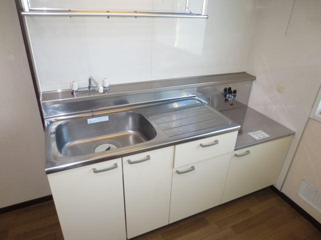 Kitchen. Independent wash basin