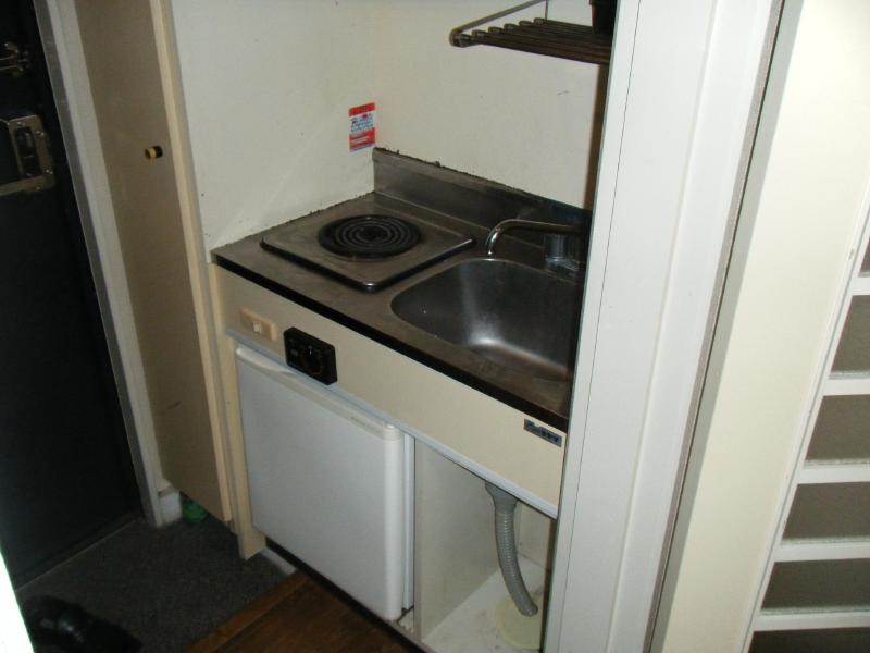 Kitchen. 1-neck electric with a stove with a clean kitchen