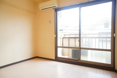 Living and room. Western-style facing the balcony