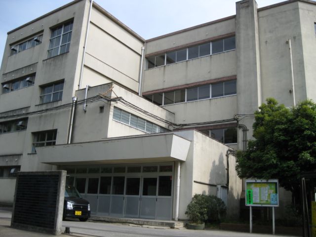 Primary school. Municipal Hachike Saki to elementary school (elementary school) 790m