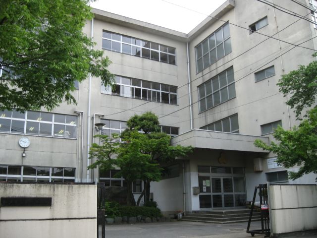 Junior high school. 1300m to municipal third junior high school (junior high school)