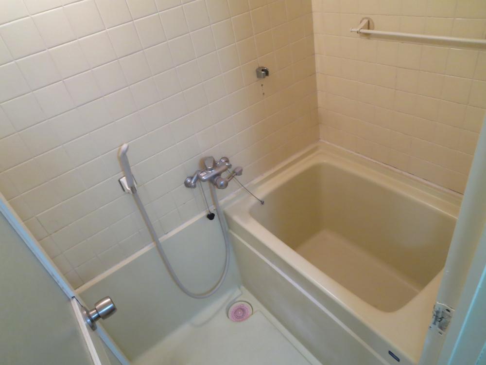 Bathroom. It is a bathroom that follows the wash room. Please heal the fatigue of the day