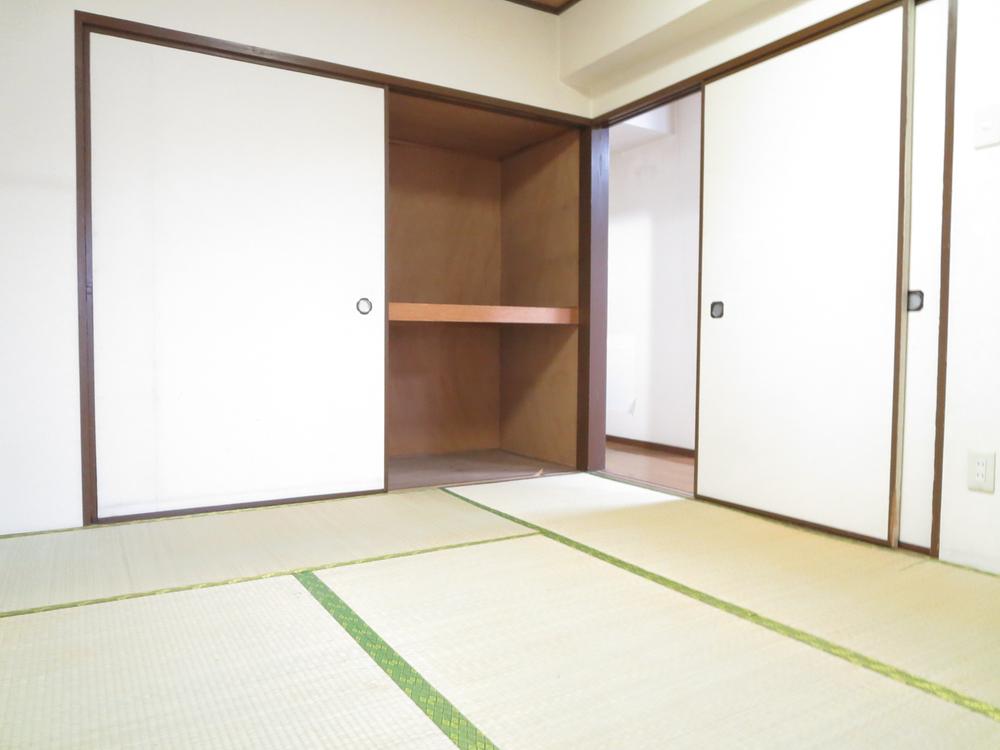 Non-living room. Japanese-style room 6 tatami. There is also stored securely.