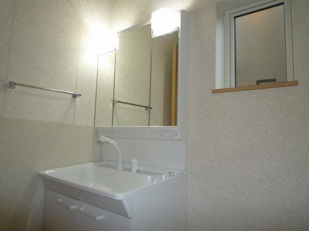 Wash basin, toilet