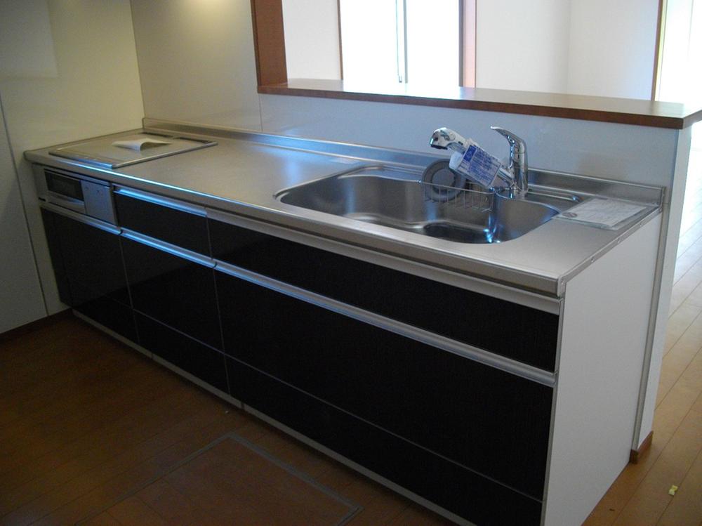 Same specifications photo (kitchen). Glad to wife spacious kitchen (it is with water purification function)