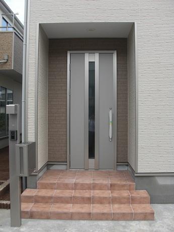 Same specifications photos (Other introspection). Large front door to greet a family to go home