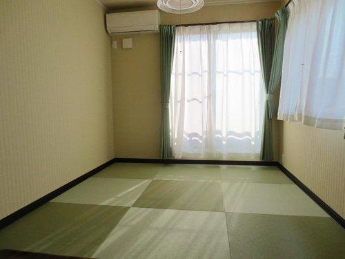 Other introspection. Happy Japanese-style room is also available, of course.