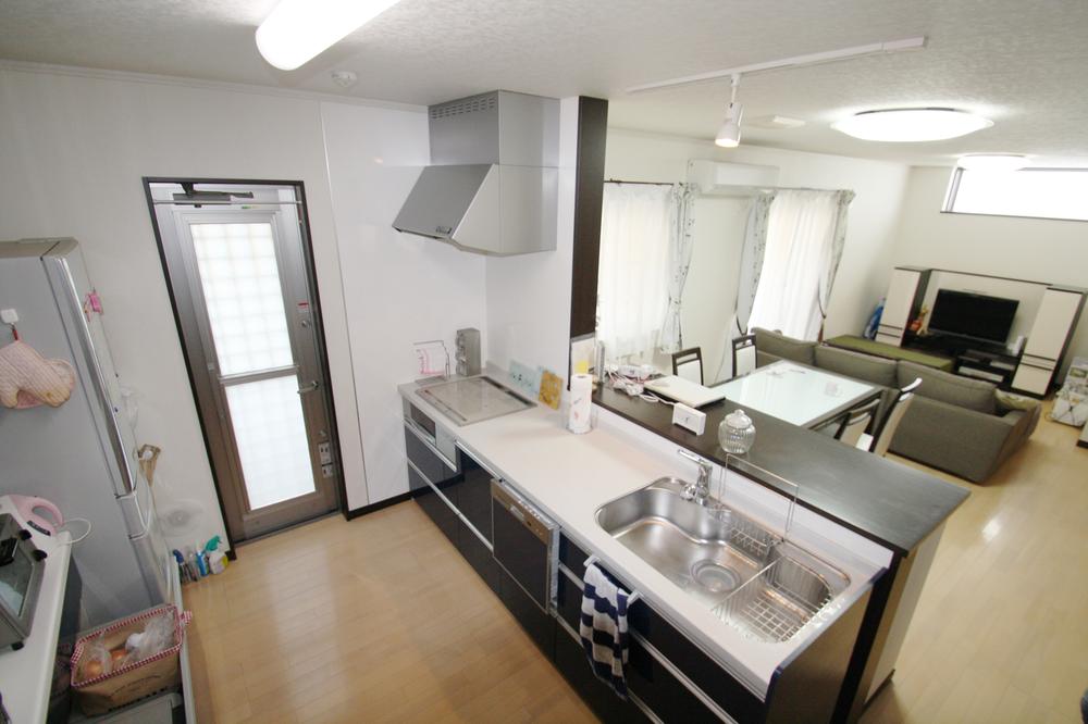 Kitchen. Large system kitchen, Design is with a happy dishwasher of by calculating the usability of wife