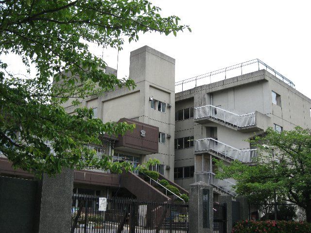 Junior high school. Municipal Asahimachi until junior high school (junior high school) 830m