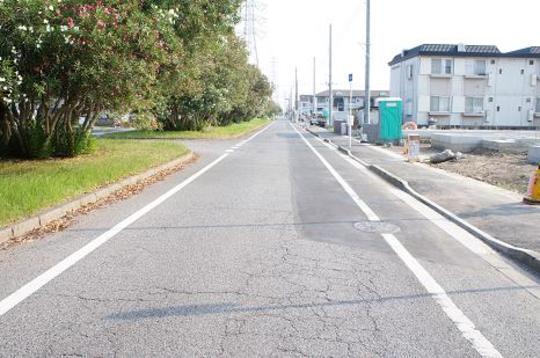 Local photos, including front road. Frontal road