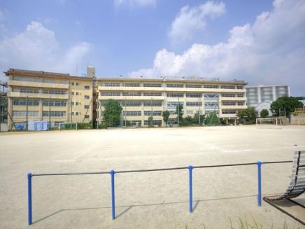 Primary school. 1300m until Rika stand elementary school