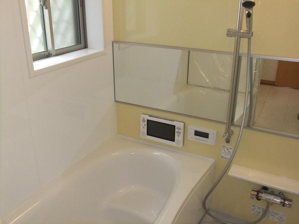 Bathroom. Cold hard to keep warm tub Bathroom TV Hand switch water-saving shower