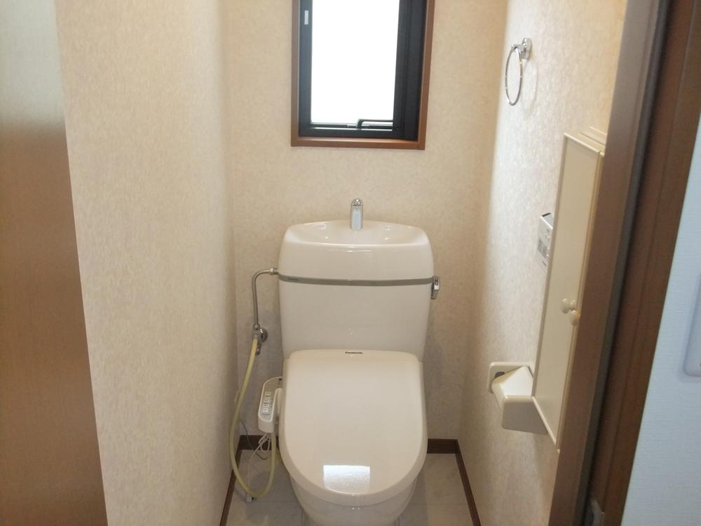 Toilet. Indoor (March 2013) Shooting 1 ・ Hot-water shower toilet seat on the second floor. Also it comes with storage.