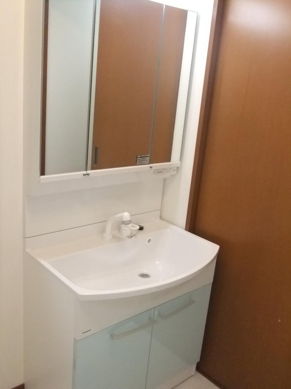 Wash basin, toilet. Indoor (March 2013) Shooting Wash basin with a three-sided mirror.