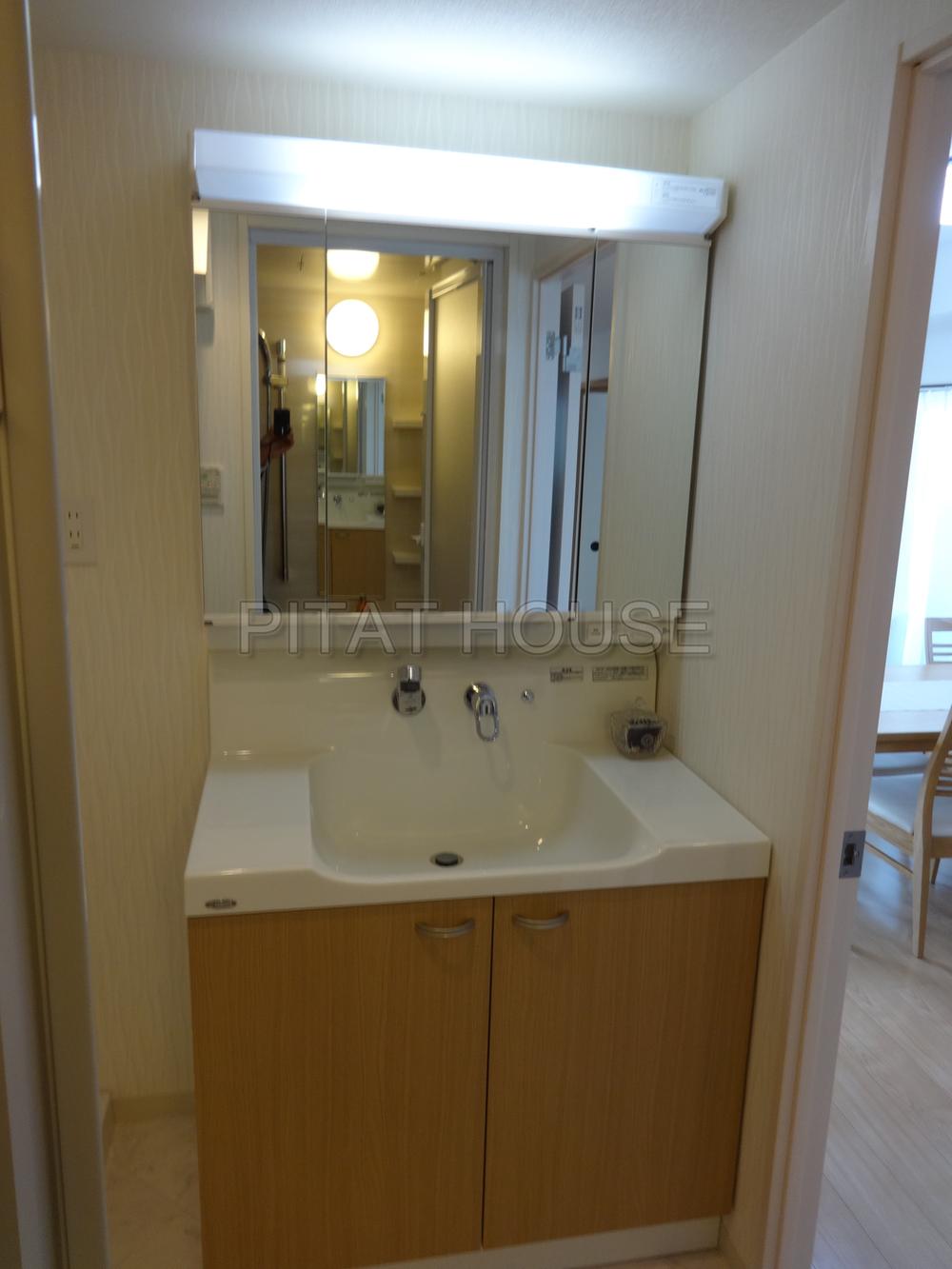 Wash basin, toilet.  [Wash basin] Wash basin full of clean